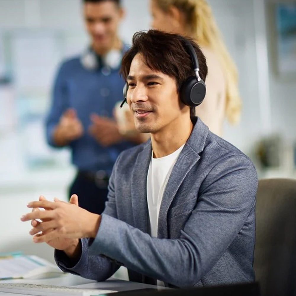 Razones por las que los auriculares profesionales son la herramienta de trabajo perfecta para tu negocio y la productividad de tu equipo