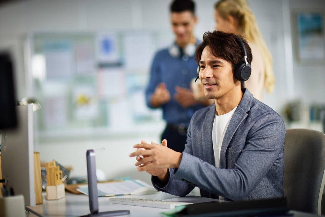 Razones por las que los auriculares profesionales son la herramienta de trabajo perfecta para tu negocio y la productividad de tu equipo